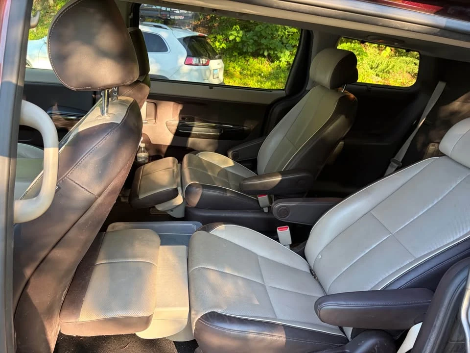 2016 Kia Carnival - Image 8 of 12