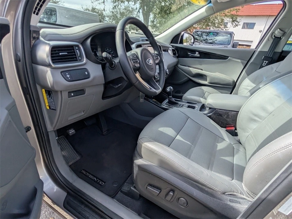 2016 Kia Sorento - Image 11 of 12