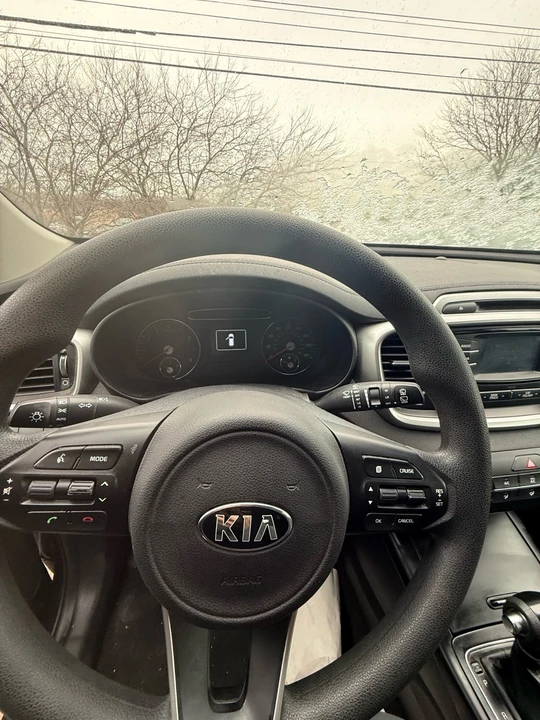 2016 Kia Sorento - Image 8 of 13