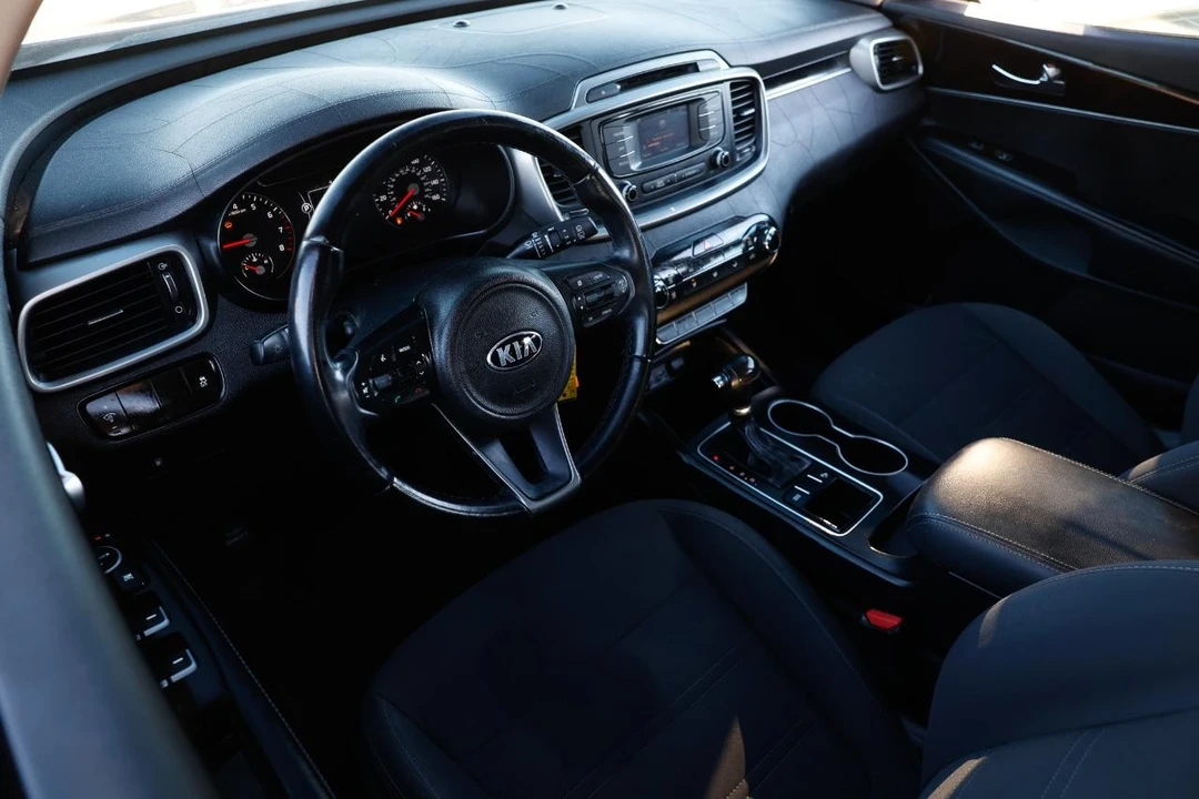 2016 Kia Sorento - Image 4 of 12