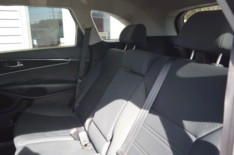 2016 Kia Sorento - Image 9 of 12