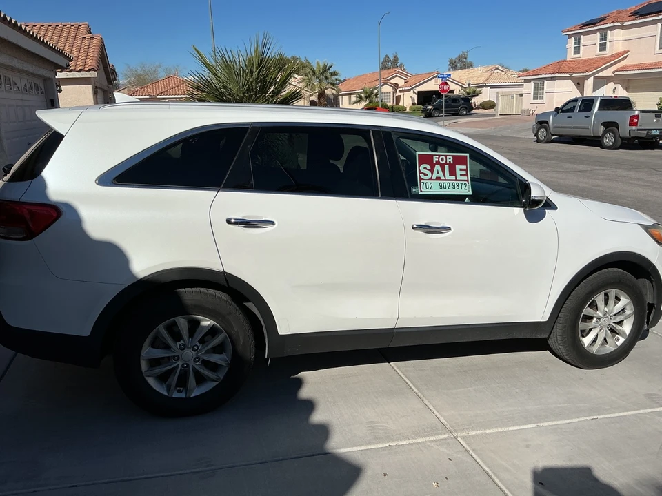 2016 Kia Sorento - Image 2 of 3