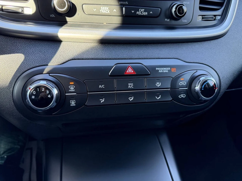 2016 Kia Sorento - Image 20 of 31