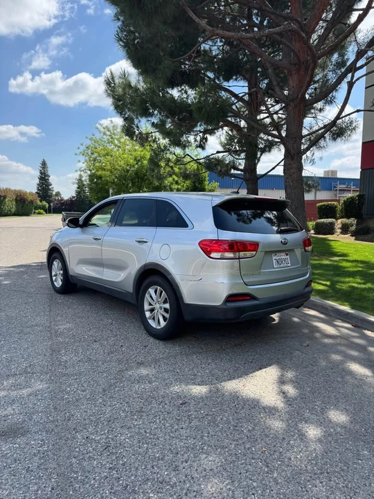 2016 Kia Sorento - Image 2 of 8