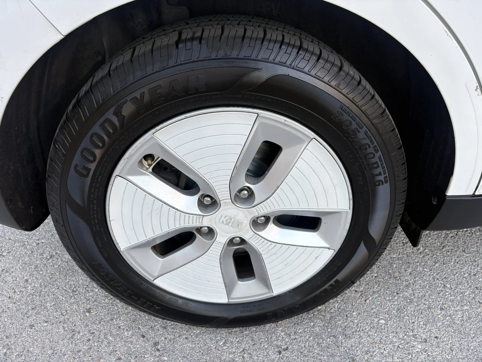 2016 Kia Soul - Image 11 of 24