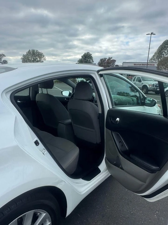 2016 Kia Forte - Image 6 of 10