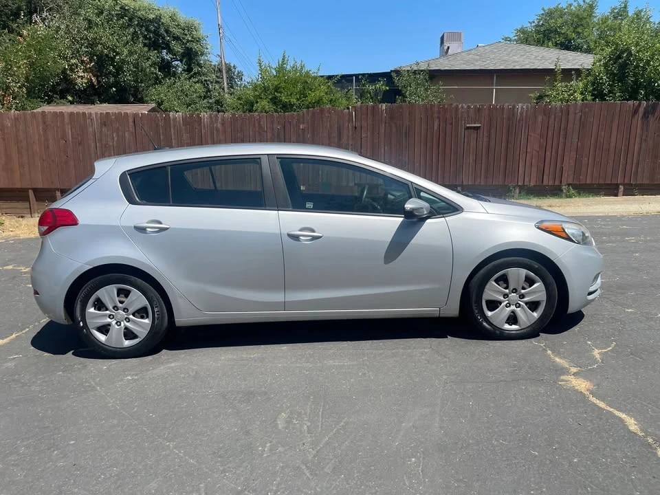 2016 Kia Forte - Image 5 of 10