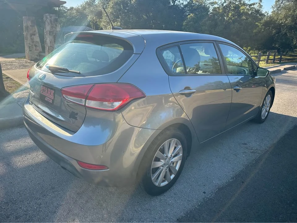 2016 Kia Forte - Image 5 of 10