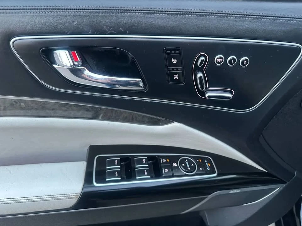 2016 Kia K900 - Image 18 of 20