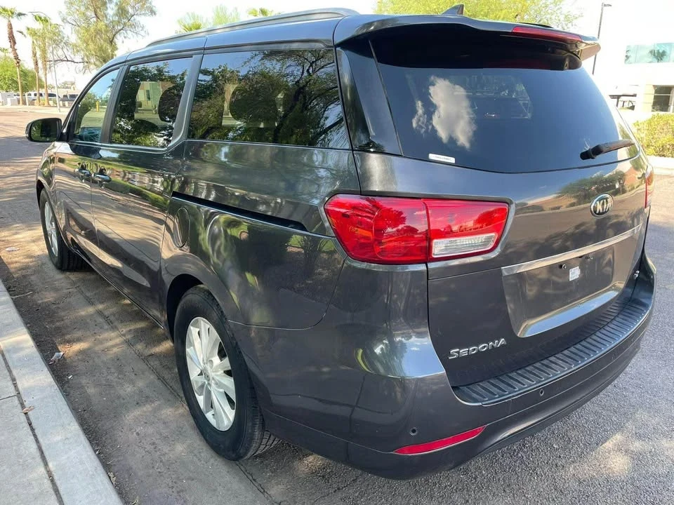2016 Kia Carnival - Image 4 of 15