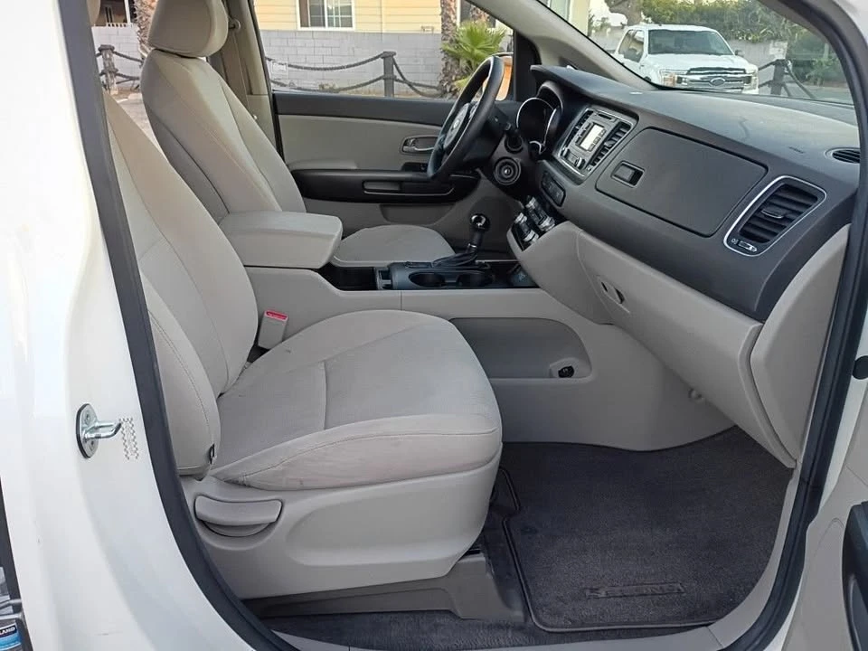 2016 Kia Carnival - Image 7 of 10