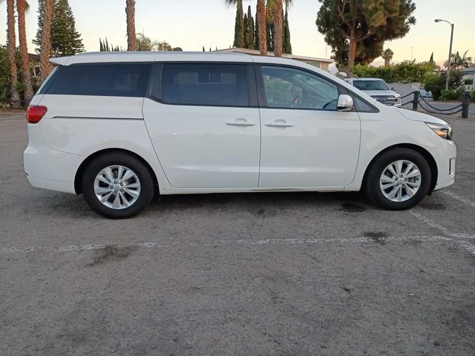 2016 Kia Carnival - Image 5 of 10