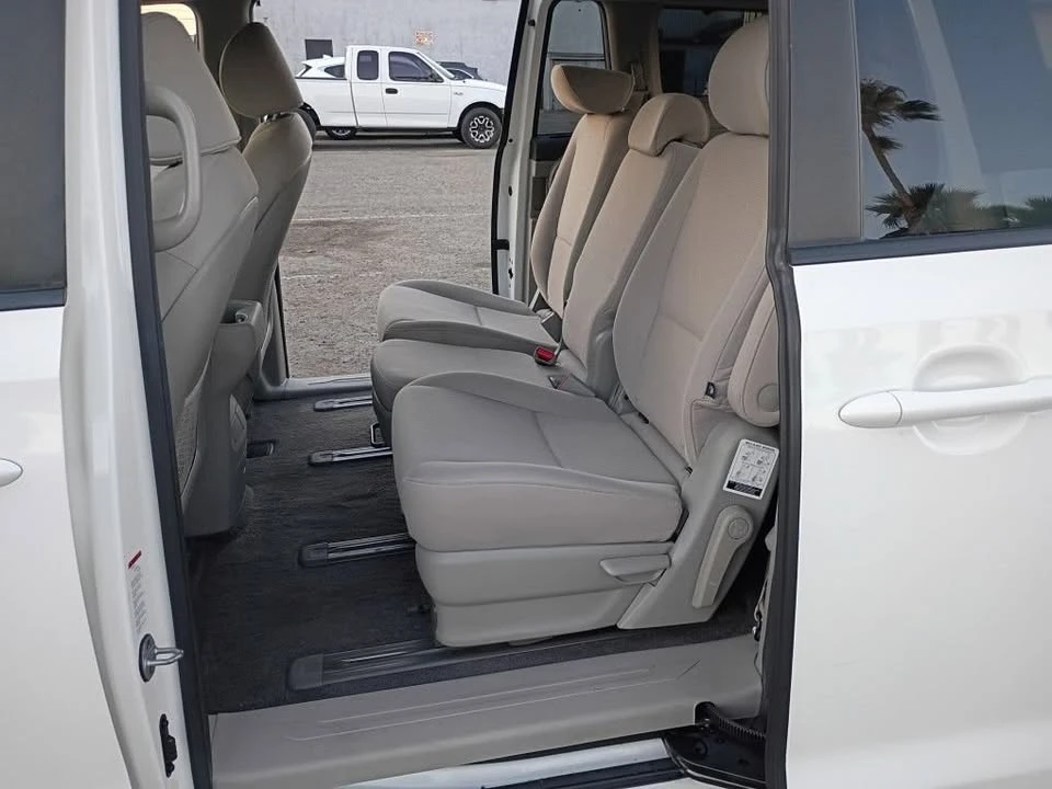 2016 Kia Carnival - Image 8 of 10