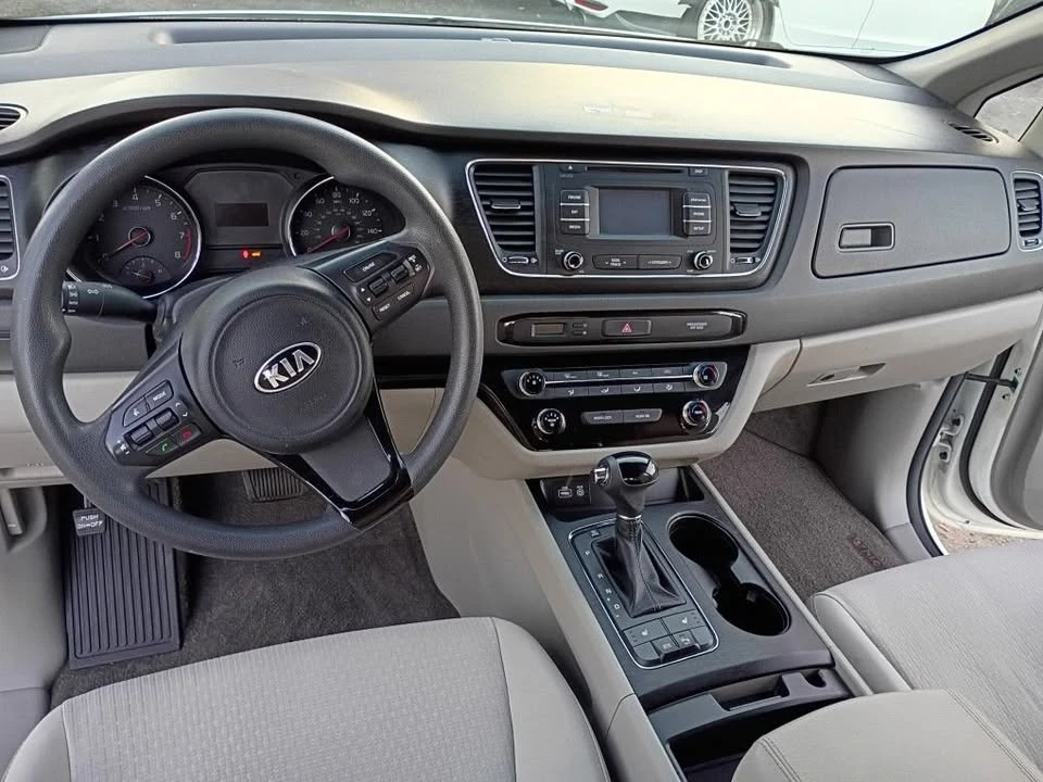 2016 Kia Carnival - Image 9 of 10