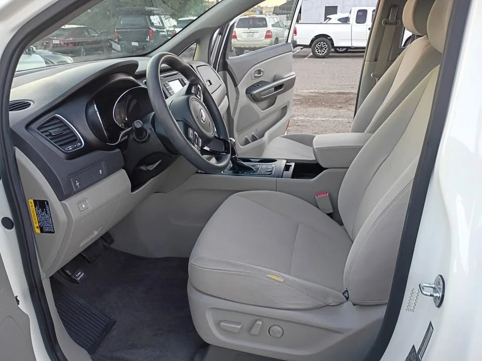 2016 Kia Carnival - Image 10 of 10