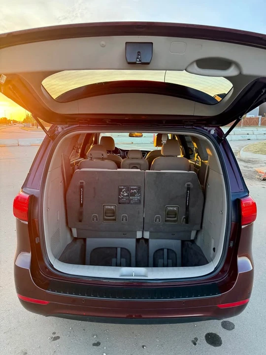 2016 Kia Carnival - Image 8 of 10