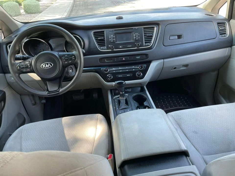 2016 Kia Carnival - Image 14 of 15