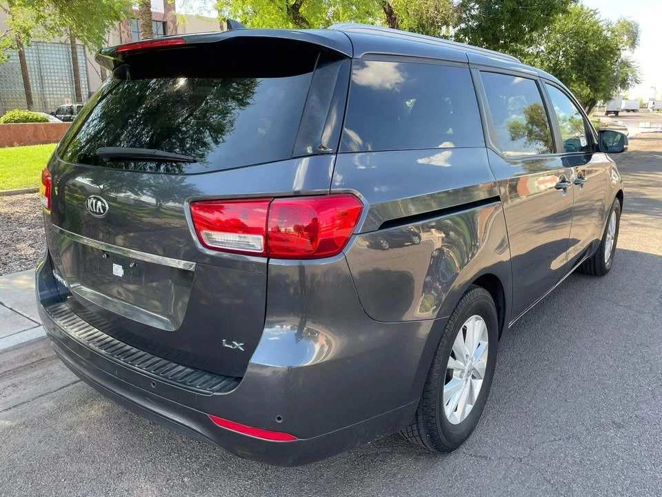 2016 Kia Carnival - Image 5 of 15