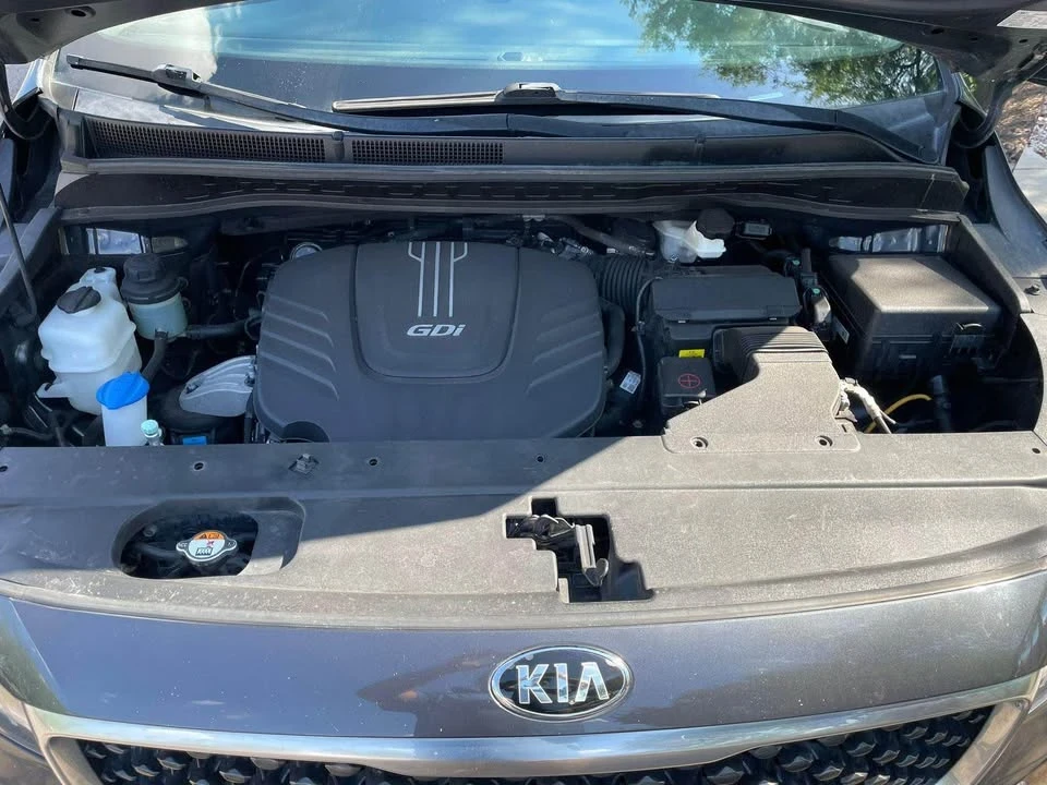 2016 Kia Carnival - Image 9 of 15