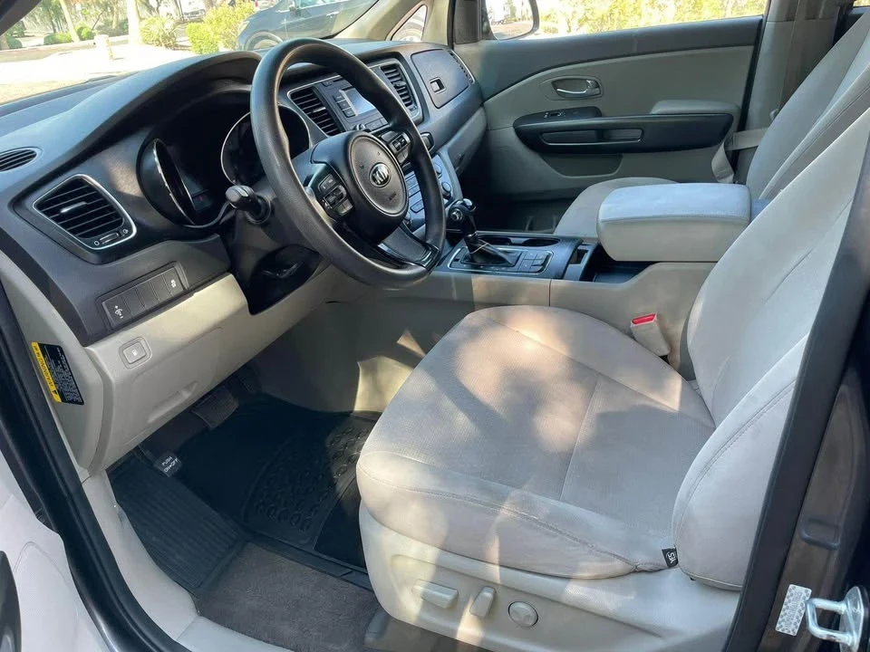 2016 Kia Carnival - Image 11 of 15