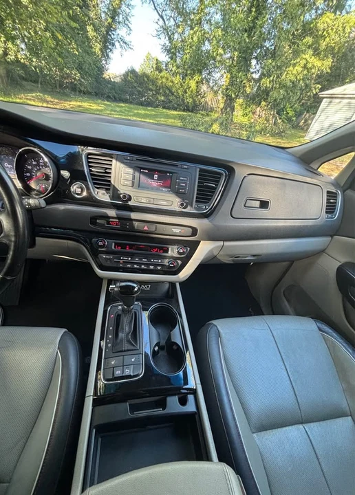 2016 Kia Carnival - Image 11 of 15
