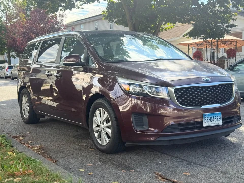 2016 Kia Carnival - Image 2 of 12