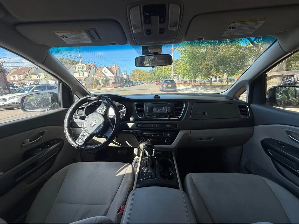 2016 Kia Carnival - Image 11 of 12