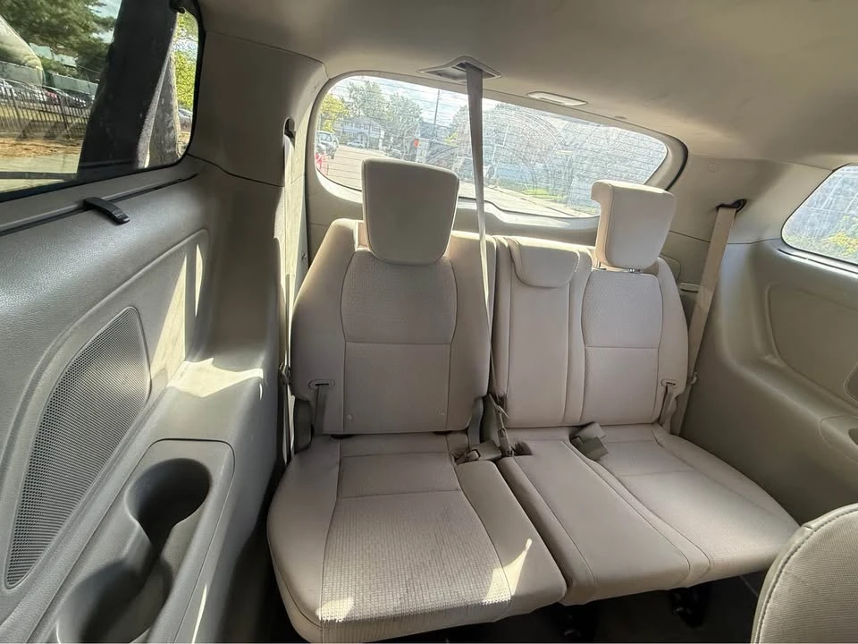 2016 Kia Carnival - Image 8 of 12
