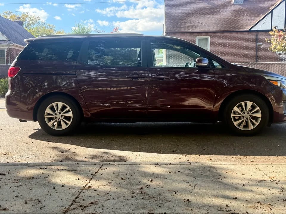 2016 Kia Carnival - Image 5 of 12
