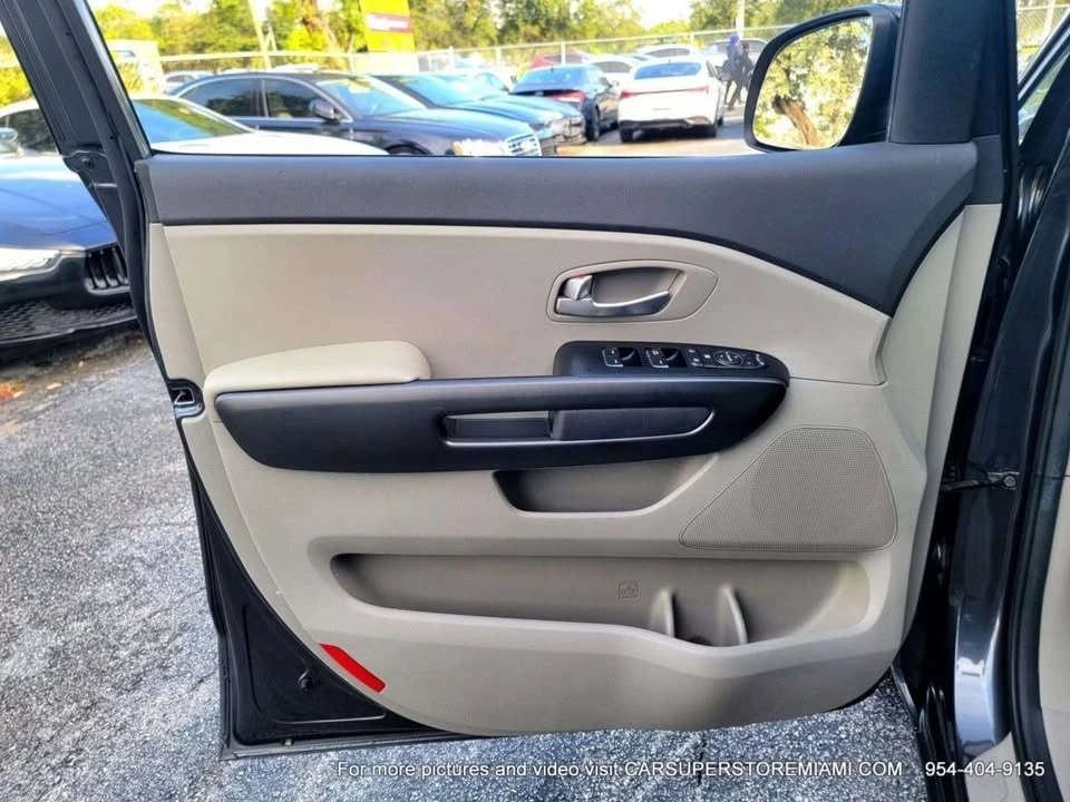 2016 Kia Carnival - Image 10 of 19