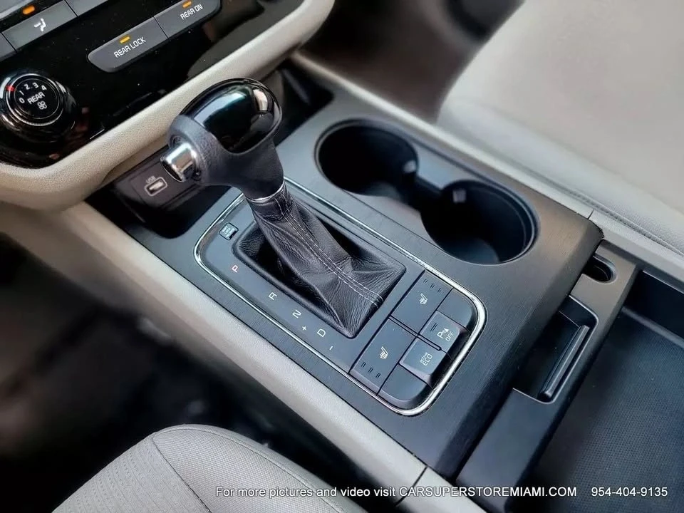2016 Kia Carnival - Image 16 of 19
