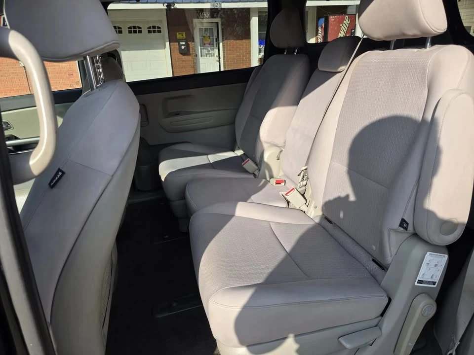 2016 Kia Carnival - Image 15 of 18