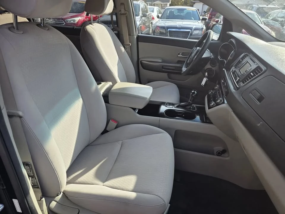 2016 Kia Carnival - Image 16 of 18