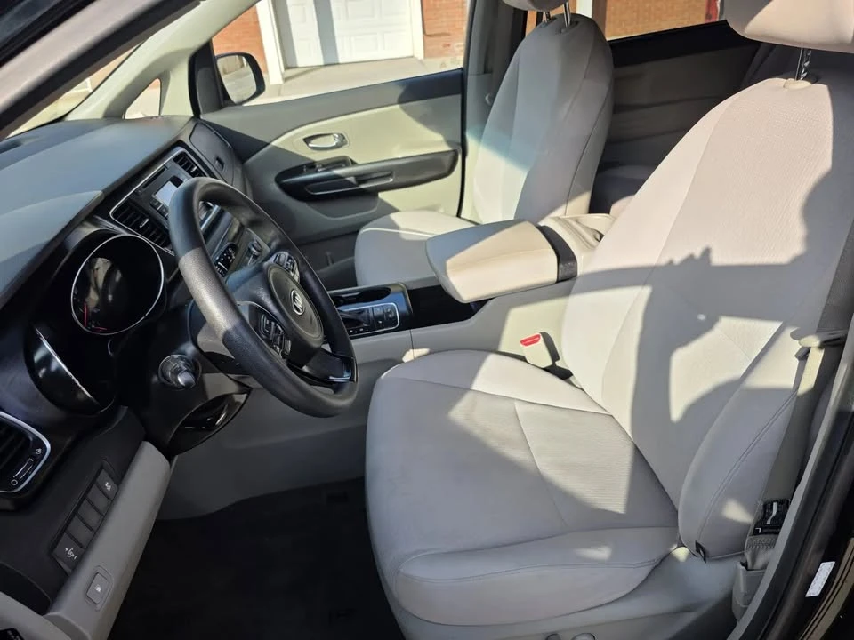2016 Kia Carnival - Image 14 of 18