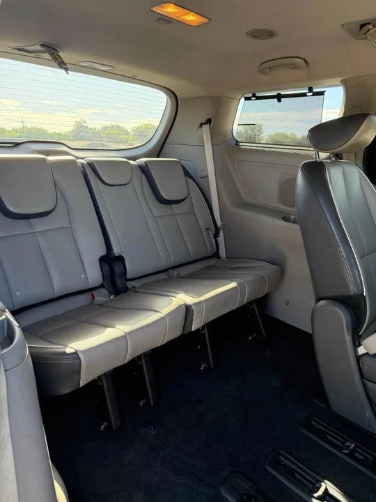 2016 Kia Carnival - Image 12 of 14