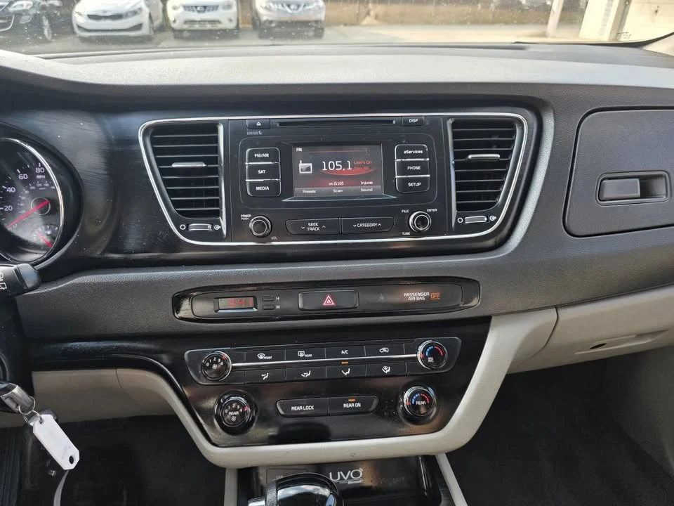 2016 Kia Carnival - Image 11 of 18