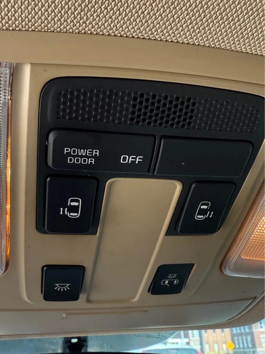 2016 Kia Carnival - Image 10 of 20