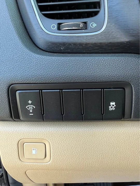 2016 Kia Carnival - Image 11 of 20