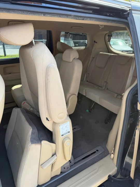 2016 Kia Carnival - Image 15 of 20