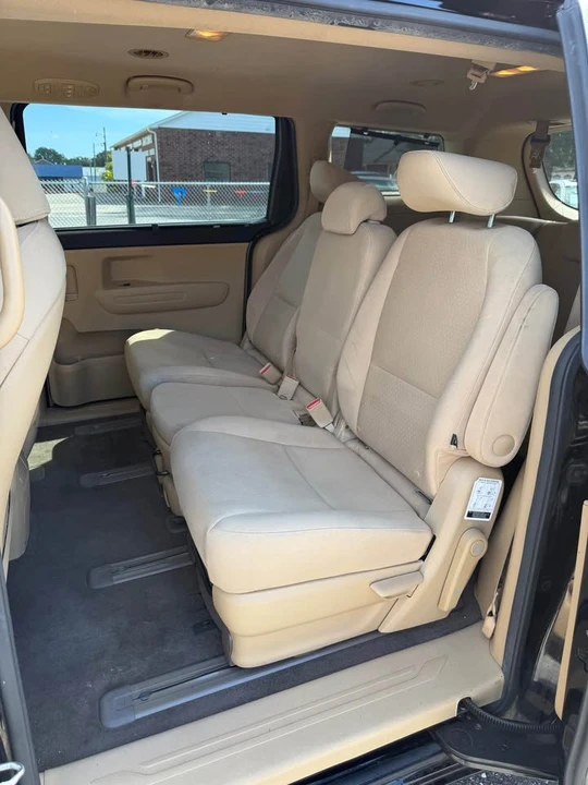 2016 Kia Carnival - Image 17 of 20