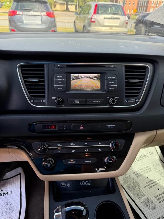 2016 Kia Carnival - Image 13 of 20
