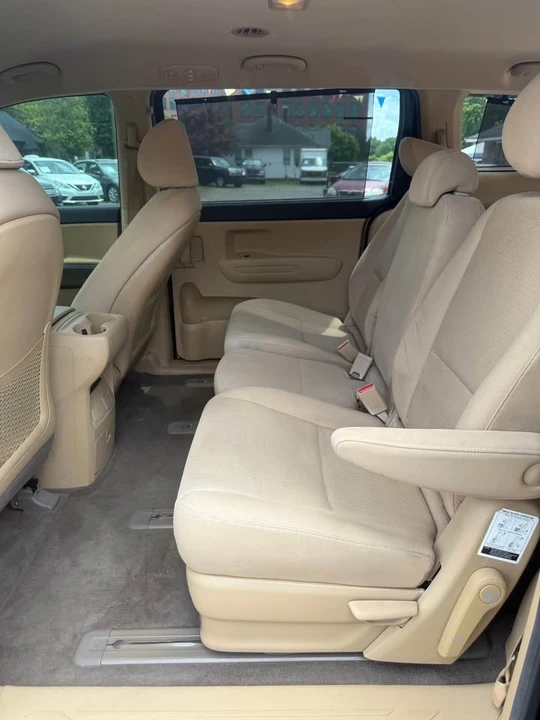 2016 Kia Carnival - Image 11 of 15