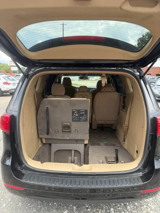 2016 Kia Carnival - Image 9 of 15