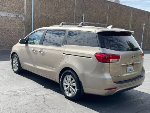 2016 Kia Carnival - Image 5 of 15