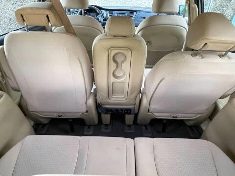 2016 Kia Carnival - Image 9 of 15