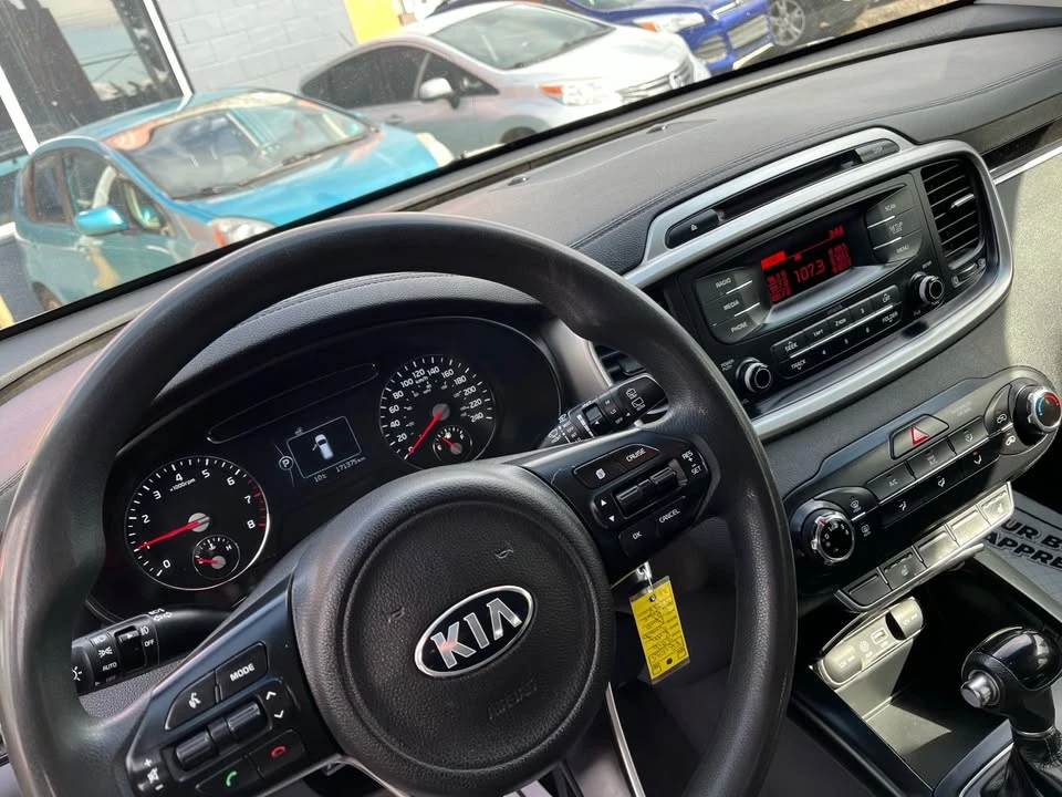 2016 Kia Sorento - Image 11 of 12