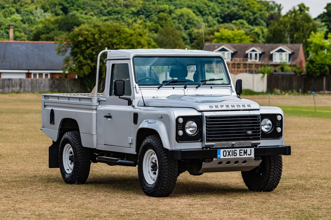 2016 Land Rover Defender 110 - Image 2 of 31