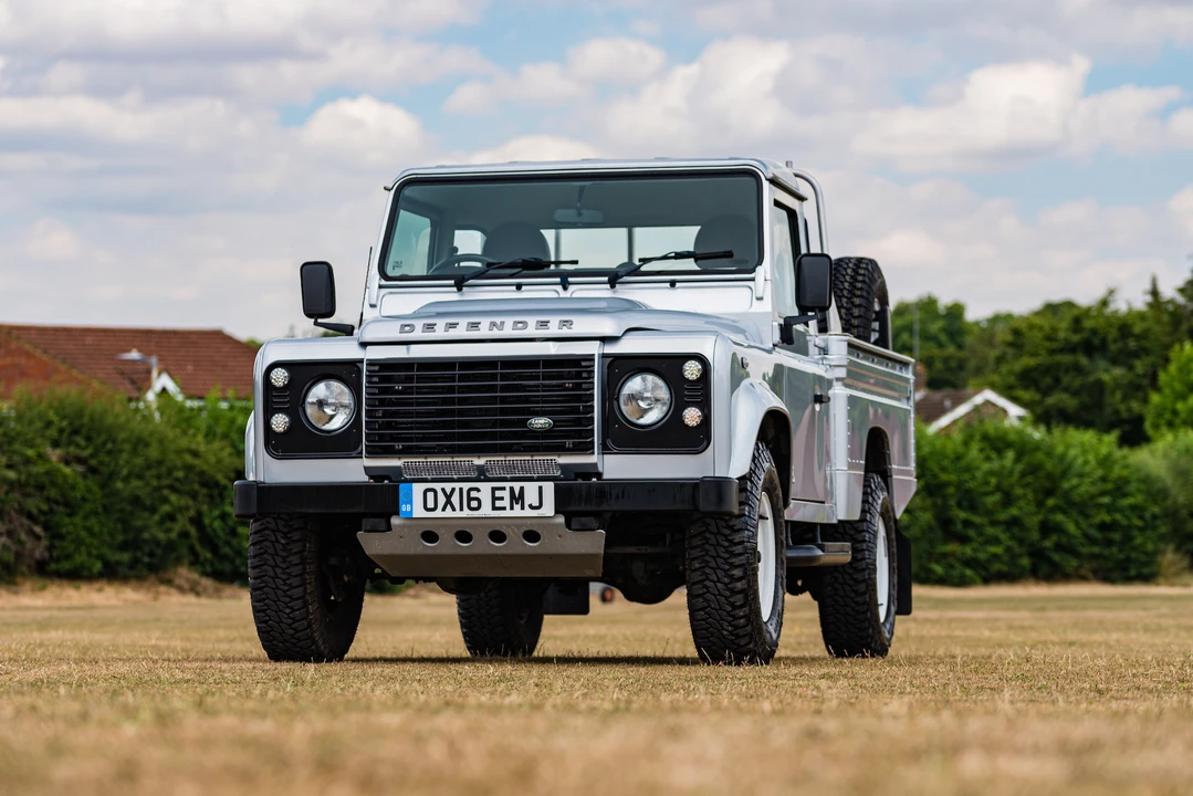 2016 Land Rover Defender 110 - Image 11 of 31