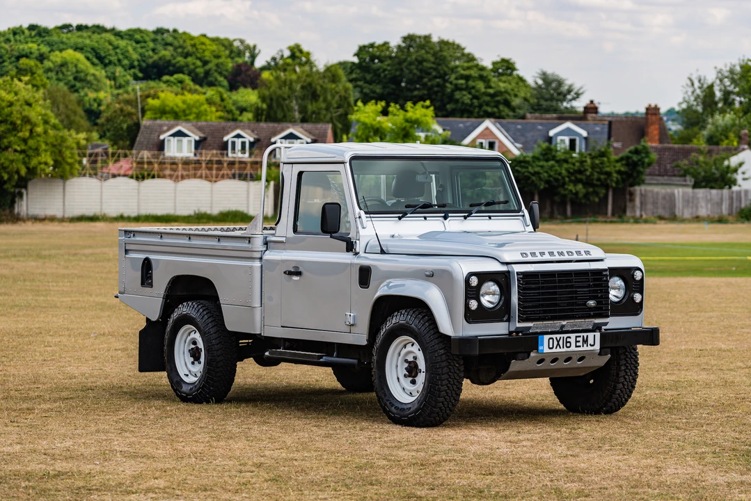 2016 Land Rover Defender 110 - Image 4 of 31