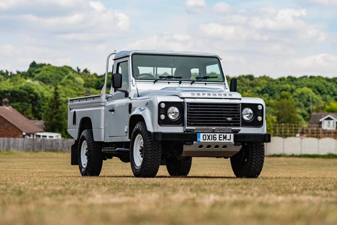 2016 Land Rover Defender 110 - Image 14 of 31